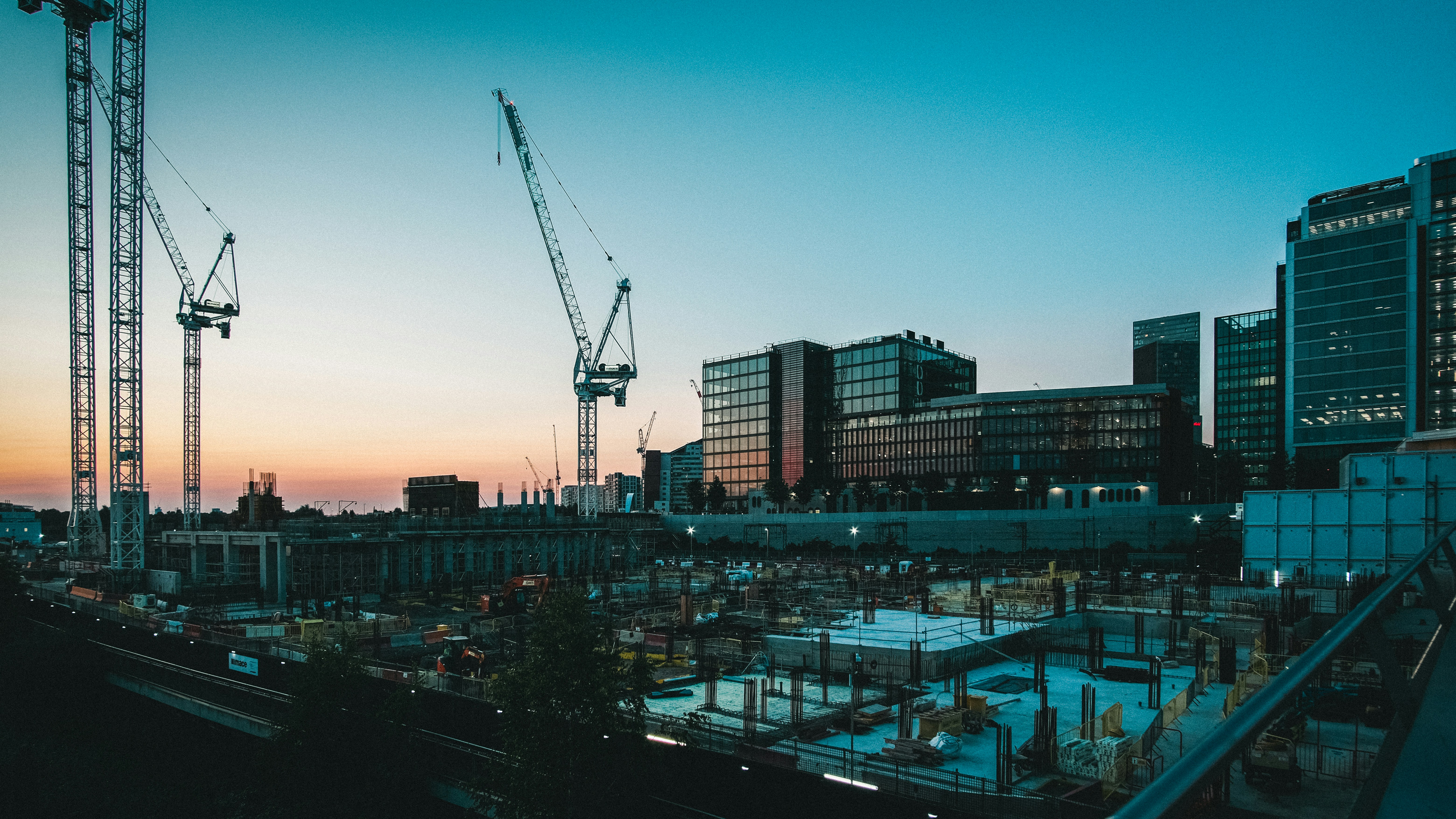 Chantier CGC au crépuscule